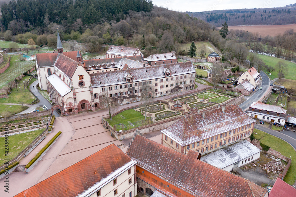 Fototapeta premium Allgemeiner Blick von oben auf das Kloster Bronnbach bei Wertheim im Winter, Main-Tauber-Kreis, Baden Württemberg, Deutschland