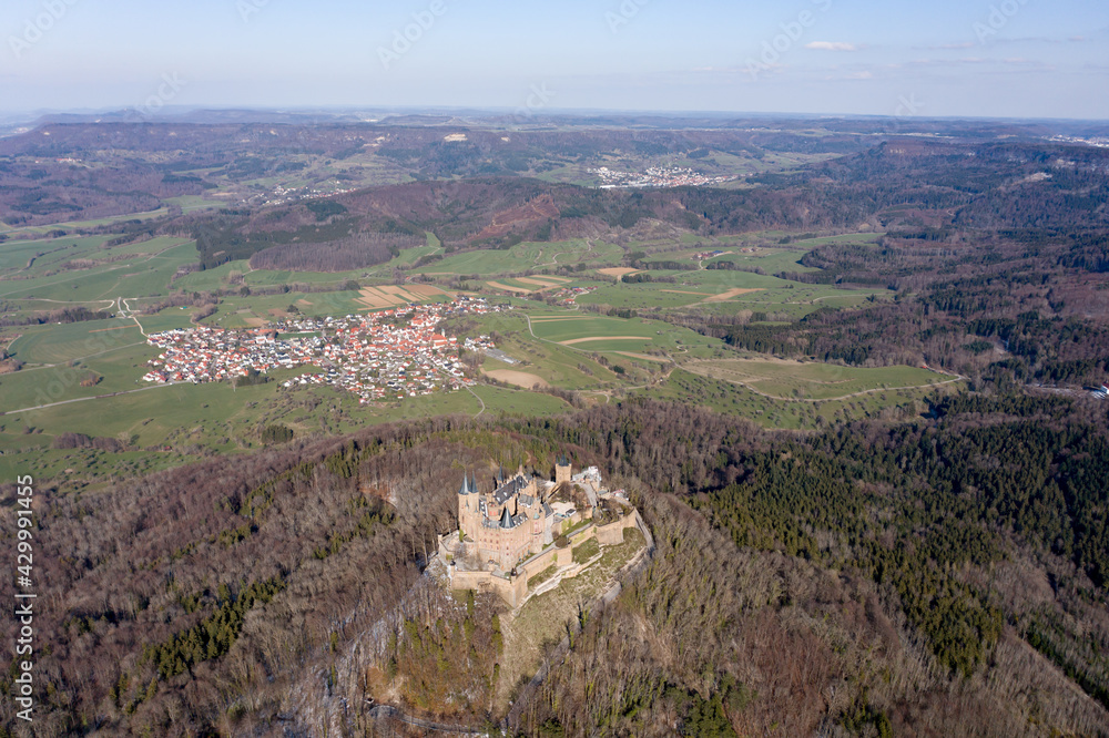 Allgemeiner Blick auf die Landschaft um die Burg Hohenzollern mit umliegenden Ortschaften, Zollernalbkreis, Bisingen, Baden Württemberg, Deutschland