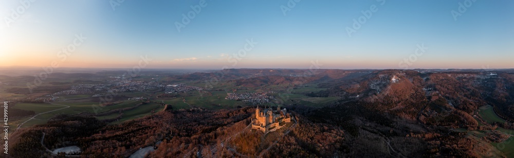 Großer Panoramablick auf die Landschaft um die Burg Hohenzollern mit umliegenden Ortschaften bei Sonnenuntergang, Zollernalbkreis, Bisingen, Baden Württemberg, Deutschland