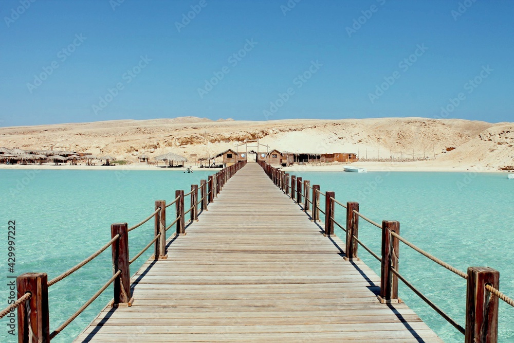 Obraz premium The road to a wonderful and unforgettable land