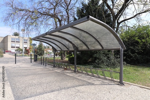 Abri à vélos, mobilier urbain pour garer les vélos, ville de Vénissieux, département du Rhône, France