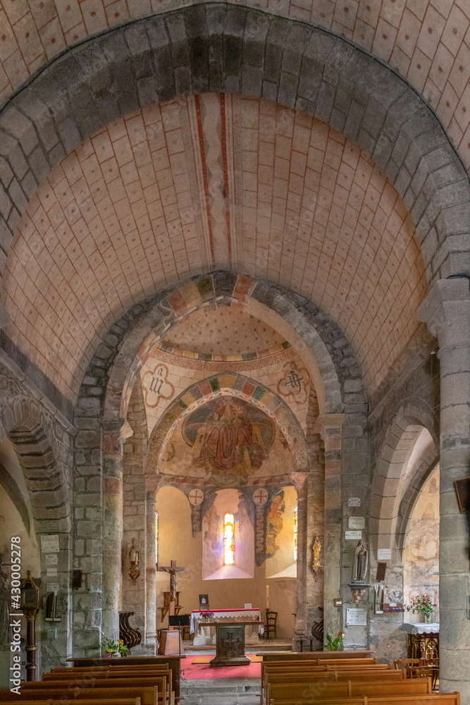L'intérieur de l'église de Jaleyrac (Cantal)
