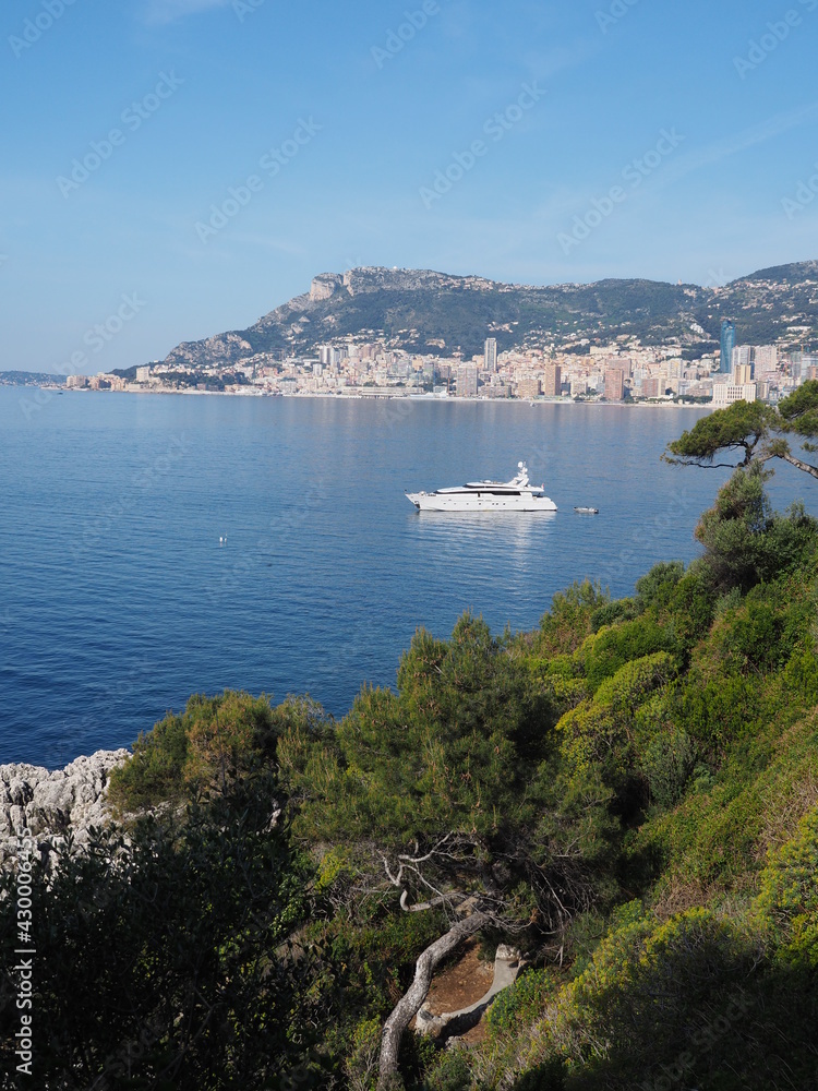 un bateau de luxe dans la baie de Monaco 