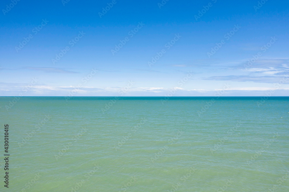 La mer de la Manche et ses couleurs bleues et vertes en France, en Normandie, dans le Calvados, au bord de la Manche.