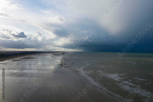 La plage de Sword beach à Ouistreham lors d'un orage avec de la pluie en France, en Normandie, dans le Calvados, au bord de la Manche.
