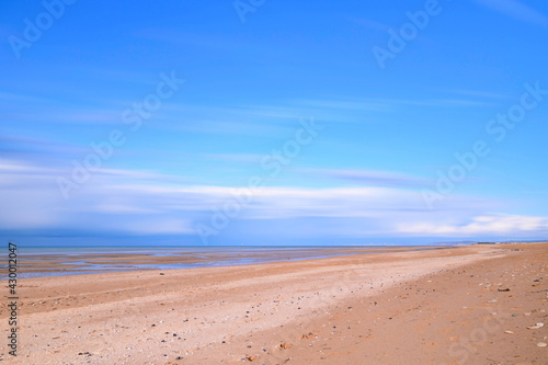 La plage de Sword beach    Ouistreham sous un ciel avec des nuages qui bougent en France  en Normandie  dans le Calvados  au bord de la Manche.