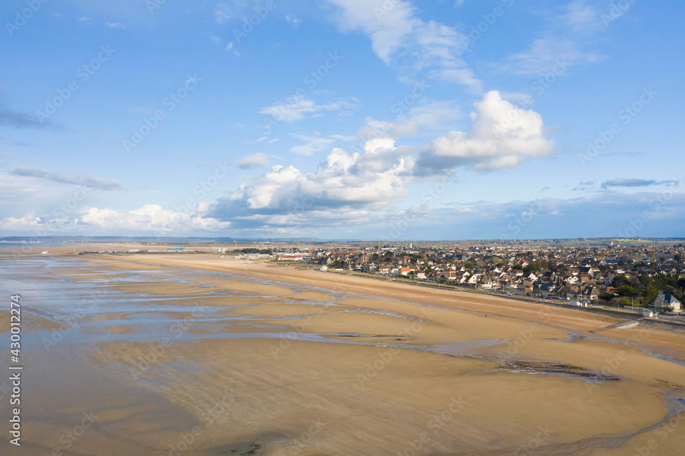 La plage de Sword beach à Ouistreham au matin au lever du Soleil en France, en Normandie, dans le Calvados, au bord de la Manche.