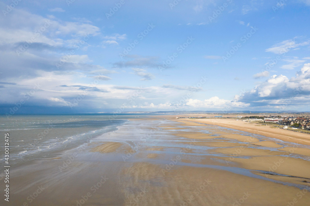 L'immense plage de Sword beach à Ouistreham au matin au lever du Soleil en France, en Normandie, dans le Calvados, au bord de la Manche.