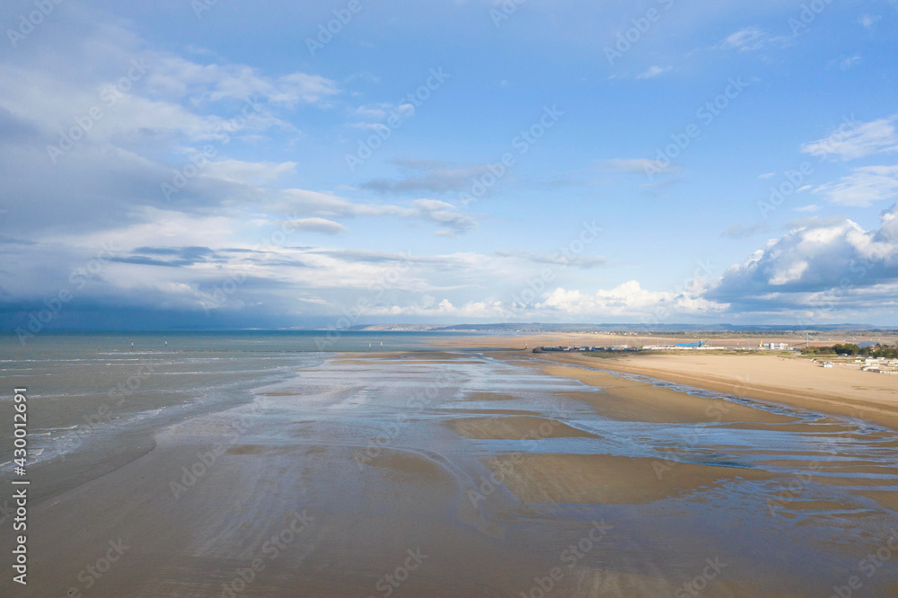 L'immense plage de Sword beach à Ouistreham au matin au lever du Soleil en France, en Normandie, dans le Calvados, au bord de la Manche. L'immense plage de Sword beach à Ouistreham au matin au lever du Soleil en France, en Normandie, dans le Calvados, au bord de la Manche.