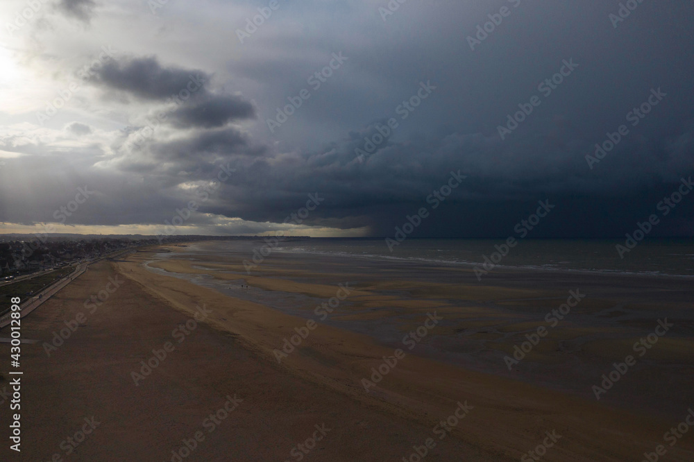 La plage de Sword beach à Ouistreham lors d'un orage en France, en Normandie, dans le Calvados, au bord de la Manche. La plage de Sword beach à Ouistreham lors d'un orage en France, en Normandie, dans le Calvados, au bord de la Manche.