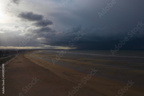 La plage de Sword beach à Ouistreham lors d'un orage en France, en Normandie, dans le Calvados, au bord de la Manche. © Florent