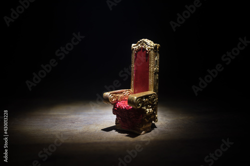 Cuadro en lienzo Red royal chair miniature on wooden table