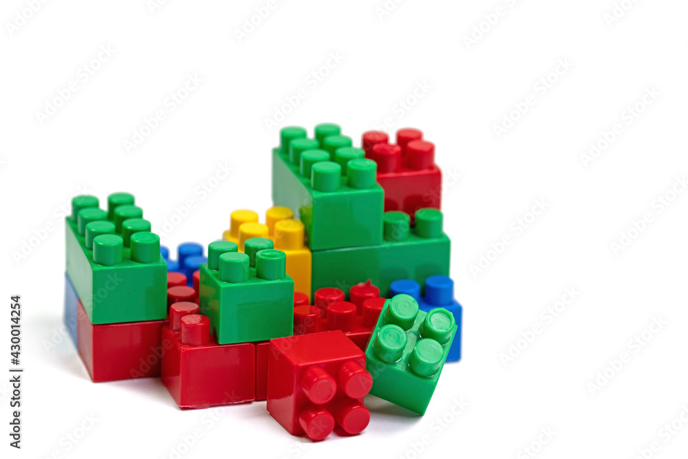 Bunte Plastikbausteine vor weißem Hintergrund Bunte Plastikbausteine vor weißem Hintergrund