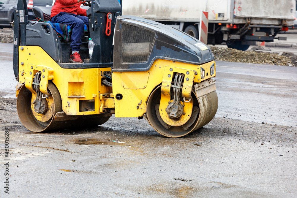 The compact road roller works by compacting the base of the roadway. The compact road roller works by compacting the base of the roadway.