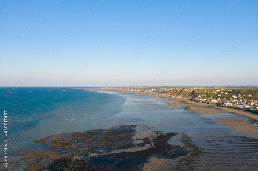 Le port artificiel de Arromanches sur la plage de Gold beach, la ville et sa campagne environnante en France, en Normandie, dans le Calvados, au bord de la Manche. Le port artificiel de Arromanches sur la plage de Gold beach, la ville et sa campagne environnante en France, en Normandie, dans le Calvados, au bord de la Manche.