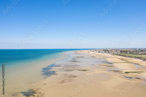 La plage de Juno beach    Bernieres-sur-Mer en France  en Normandie  dans le Calvados  au bord de la Manche.