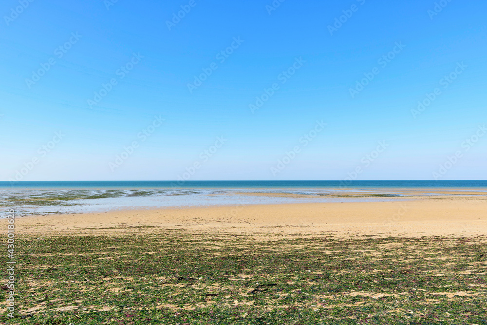 La plage de Juno beach à Bernieres-sur-Mer en France, en Normandie, dans le Calvados, au bord de la Manche.