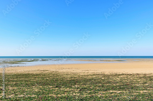 La plage de Juno beach    Bernieres-sur-Mer en France  en Normandie  dans le Calvados  au bord de la Manche.