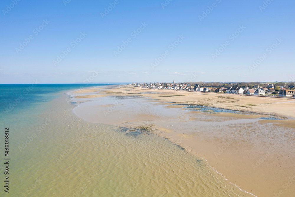 La plage de Juno beach à Bernieres-sur-Mer en France, en Normandie, dans le Calvados, au bord de la Manche.