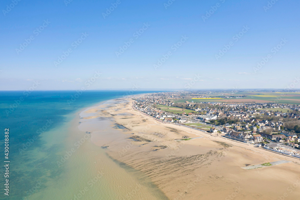 La plage de Juno beach à Bernieres-sur-Mer, la ville et la campagne alentour en France, en Normandie, dans le Calvados, au bord de la Manche.