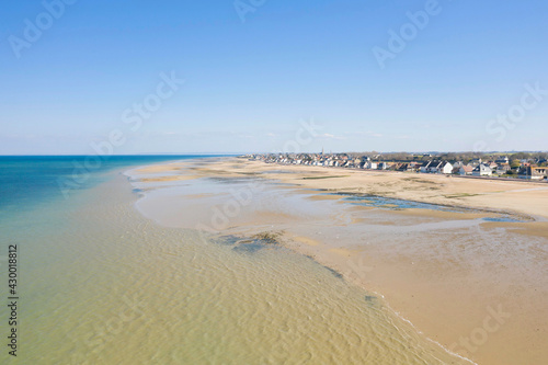 La plage de Juno beach    Bernieres-sur-Mer en France  en Normandie  dans le Calvados  au bord de la Manche.