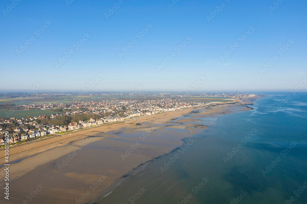 La plage de Sword beach à Hermanville sur Mer et la ville en France, en Normandie, dans le Calvados, au bord de la Manche.
