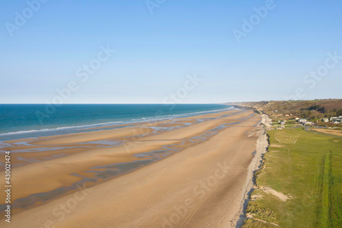 La plage et la butte de galets de Omaha beach en France  en Normandie  dans le Calvados  au bord de la Manche sous le Soleil.