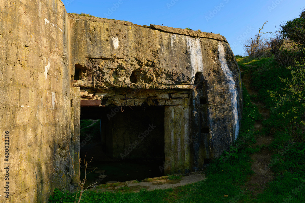 L'emplacement d'un canon dans un bunker du point d'appui WN62 sur la plage de Omaha beach en France, en Normandie, dans le Calvados, au bord de la Manche sous le Soleil.