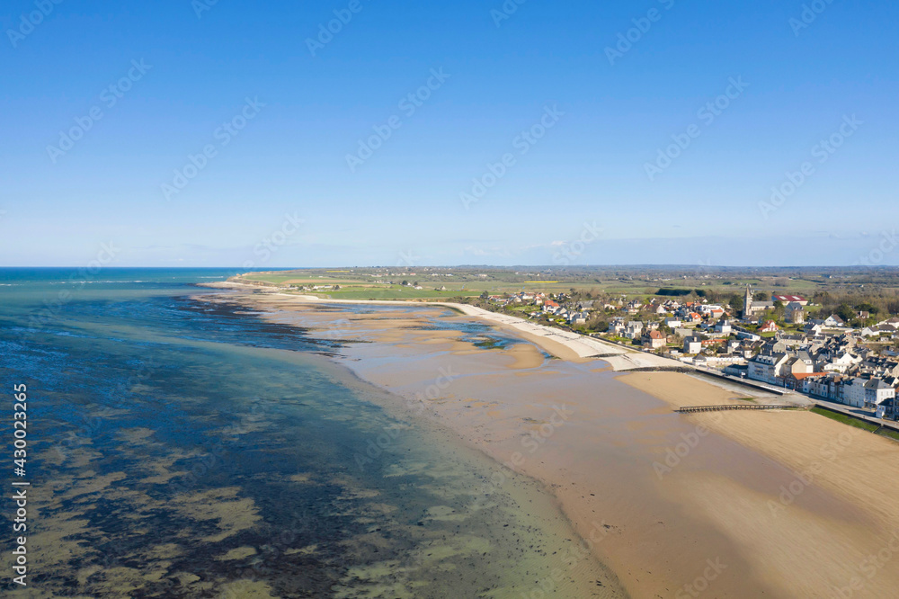 La plage au bord de la ville de Grand Camp Maisy en France, en Normandie, dans le Calvados, au bord de la Manche.