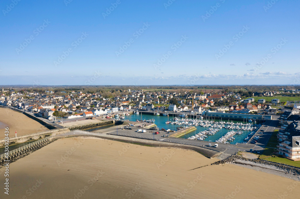 Le port de la ville de Grand Camp Maisy au bord de la plage en France, en Normandie, dans le Calvados, au bord de la Manche sous le Soleil.