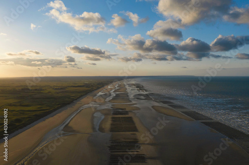 La plage de sable et les dunes de Utah beach en contre jour en France, en Normandie, dans la Manche sous le Soleil. © Florent