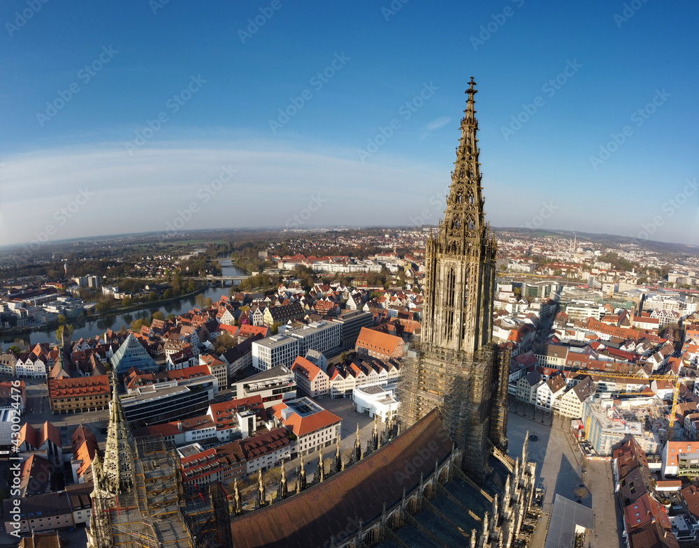 Naklejka premium Ulm, Deutschland: Panorama der höchsten Kirche der Welt
