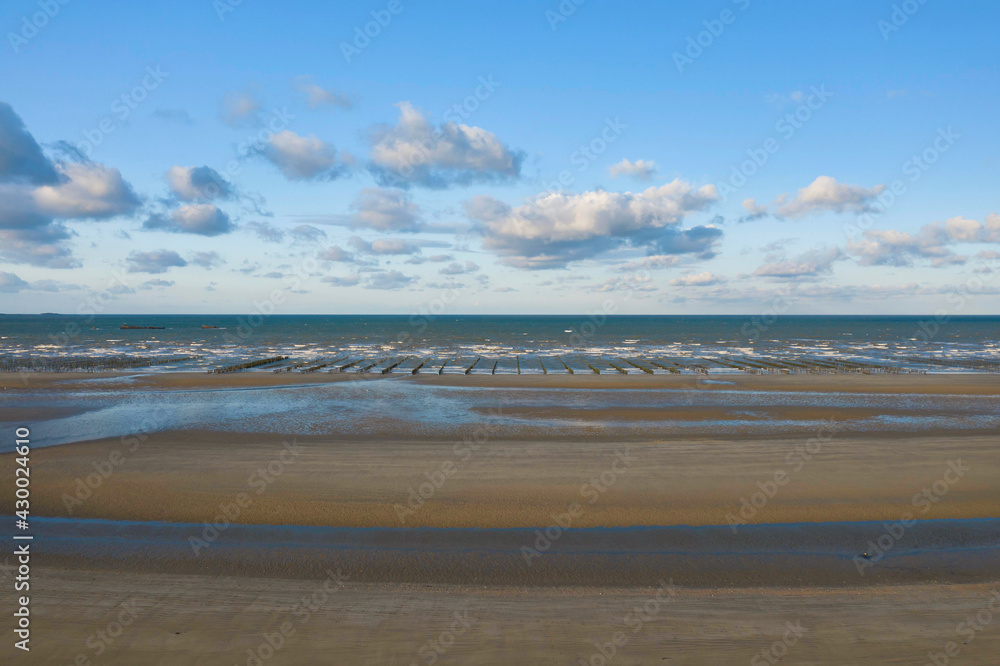 La plage de sable et les dunes de Utah beach en France, en Normandie, dans la Manche sous le Soleil. La plage de sable et les dunes de Utah beach en France, en Normandie, dans la Manche sous le Soleil.