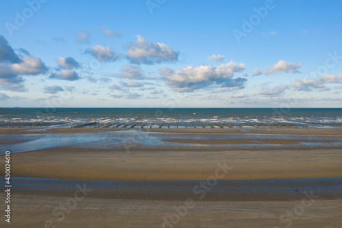 La plage de sable et les dunes de Utah beach en France  en Normandie  dans la Manche sous le Soleil.