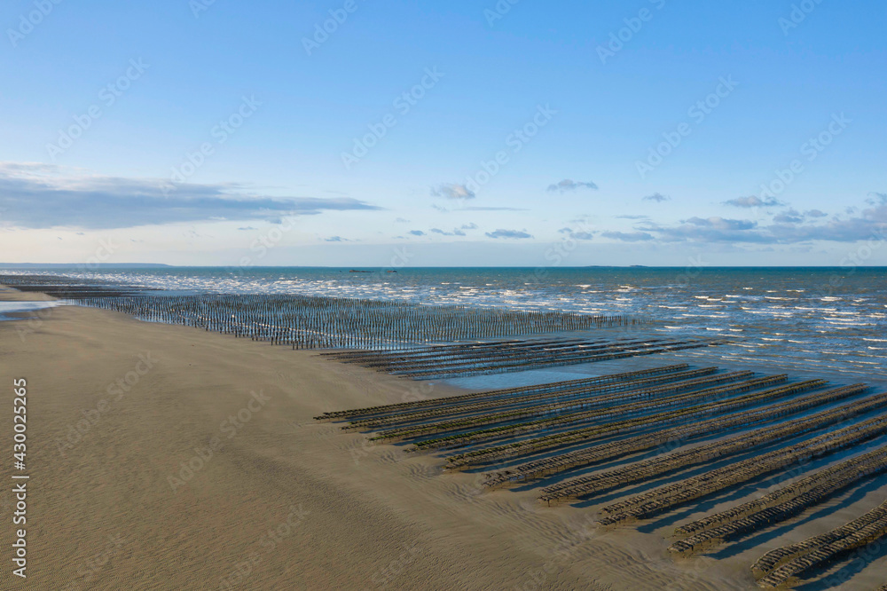 Les parcs à huîtres et de moules de la plage de Utah beach en France, en Normandie, dans la Manche sous le Soleil.