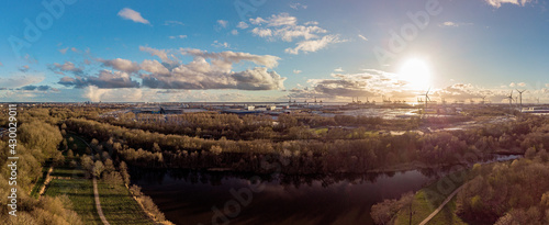 Bremerhaven Speckenbüttel aus der Luft mit der Drohne, Aussicht vom Speckenbütteler Park über den Hafen und den Auesee, Skyline view 