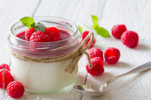 Obraz na plátně Delicious dessert panna cotta with raspberry sauce, fresh raspberries and mint o