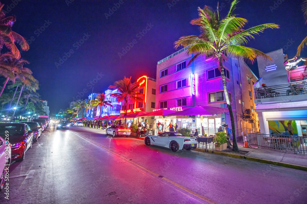 Naklejka premium MIAMI BEACH - FEBRUARY 28, 2016: Lights of Ocean Boulevard with restaurants and traffic