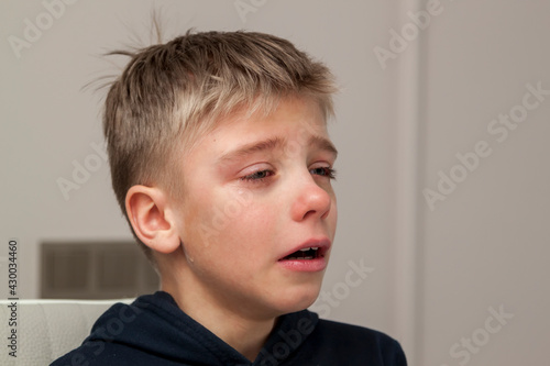 Fotografía sad hurt little boy is crying