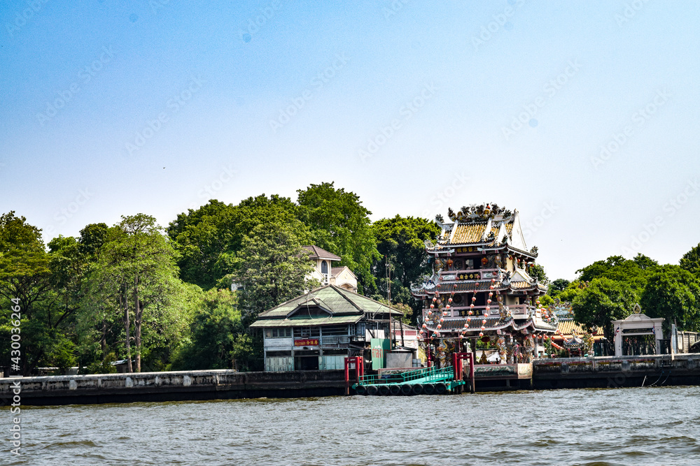 Fototapeta premium タイ、チャオプラヤー川をクルーズする