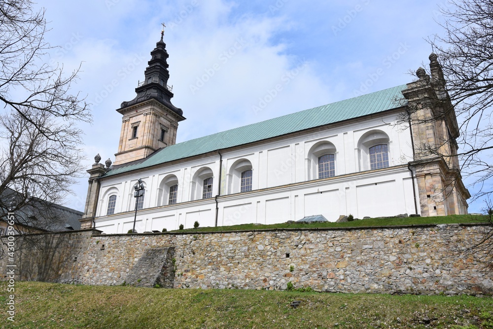 Klasztor Misjonarzy na Łysej Górze, Sanktuarium, Opactwo pobenedyktyńskie na Świętym Krzyżu