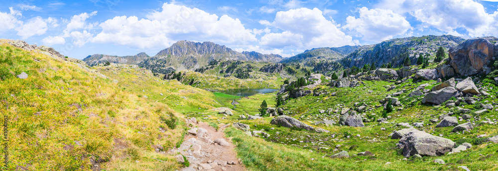 Φωτογραφία Panoramic view of mountainous landscape with beautiful green mountains and a lake on a sunny day