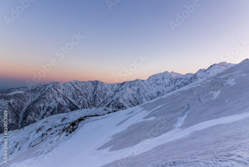 雪の白馬八方山から夕方の北アルプス五竜岳と鹿島槍ヶ岳 © Umibozze