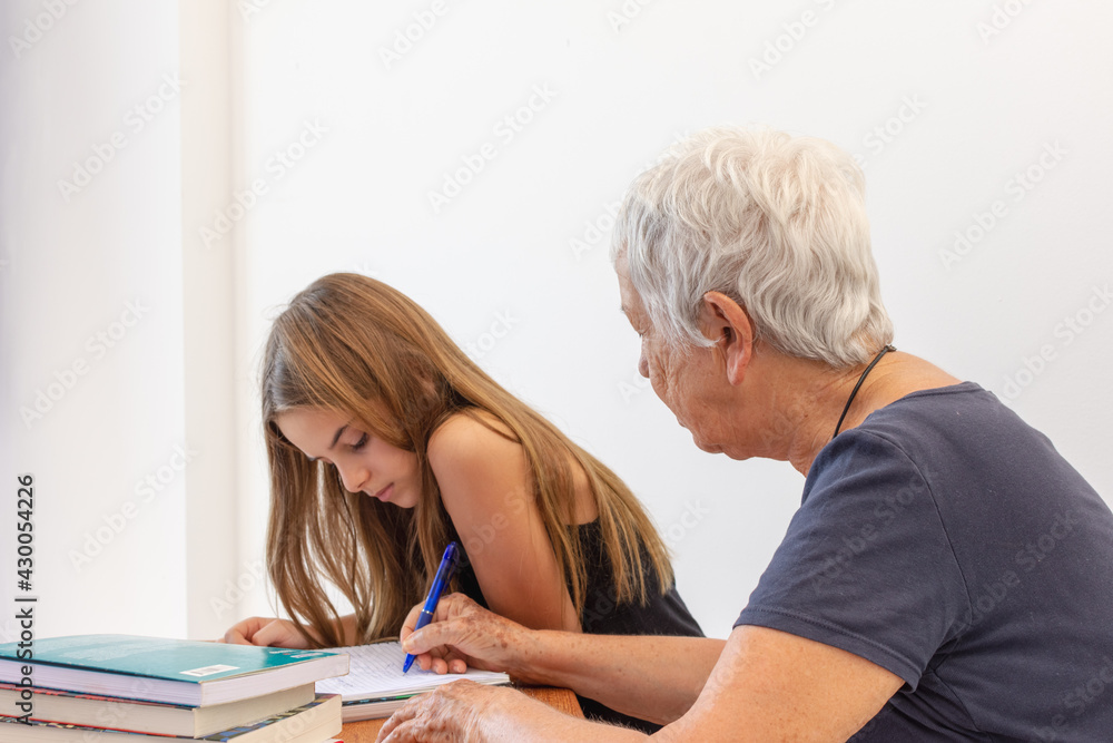 Mulher idosa avó ensina criança estudos Mulher idosa avó ensina criança estudos
