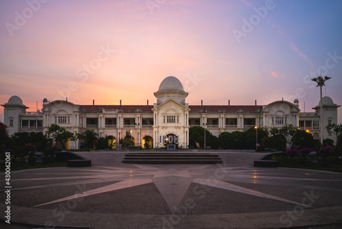 Obraz na plátně facade of ipoh railway station at dusk in ipoh city, malaysia
