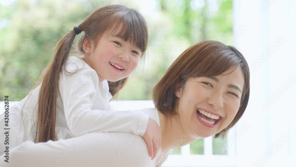リビングで遊ぶ仲良しの親子 リビングで遊ぶ仲良しの親子