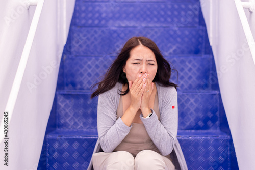 Foto Tourist woman suffering from sea sickness and feeling vomiting while on cruise