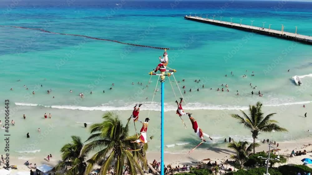 Tradiciones México - Voladores de papantla en Playa del Carmen