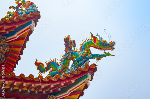 台湾の寺のカラフルな龍の飾り