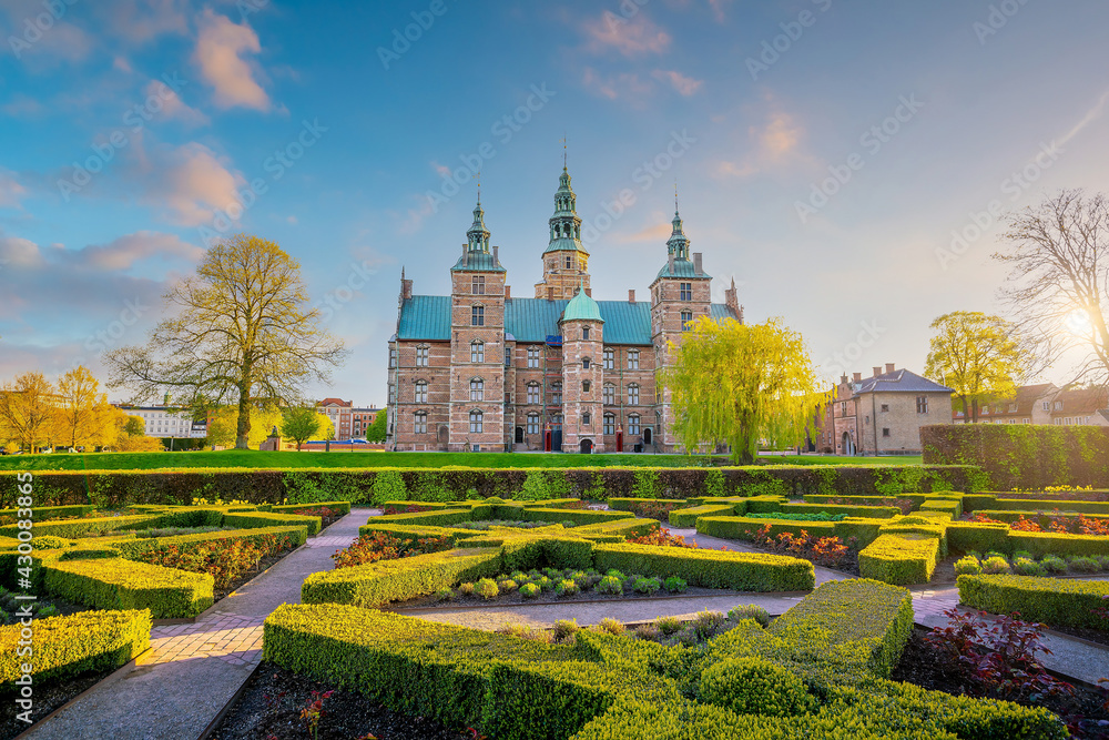 Obraz na płótnie Rosenborg Castle Gardens in Copenhagen, Denmark w salonie